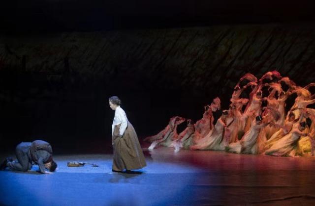 延边大学原创民族歌舞剧《郑律成》在延吉市阿里郎剧场首演