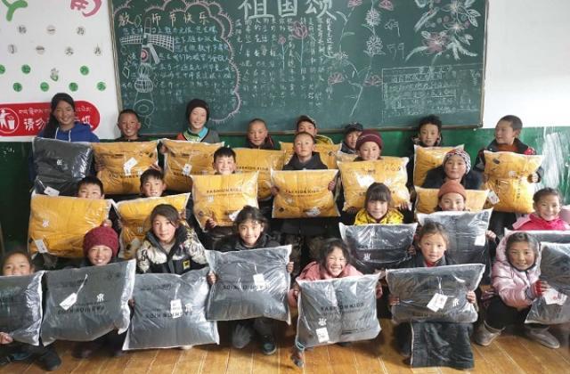 火花思维组织为藏区儿童捐赠爱心冬衣，获全球三千多位妈妈响应