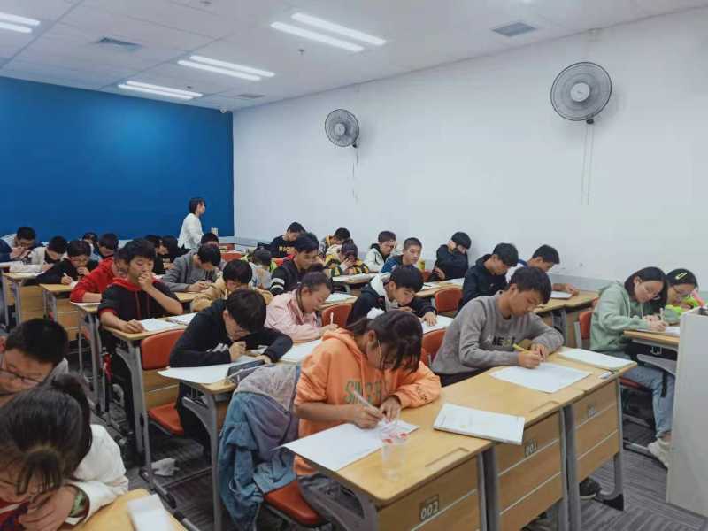 山东省教育厅：学校不得组织暑假在校补课或统一自习