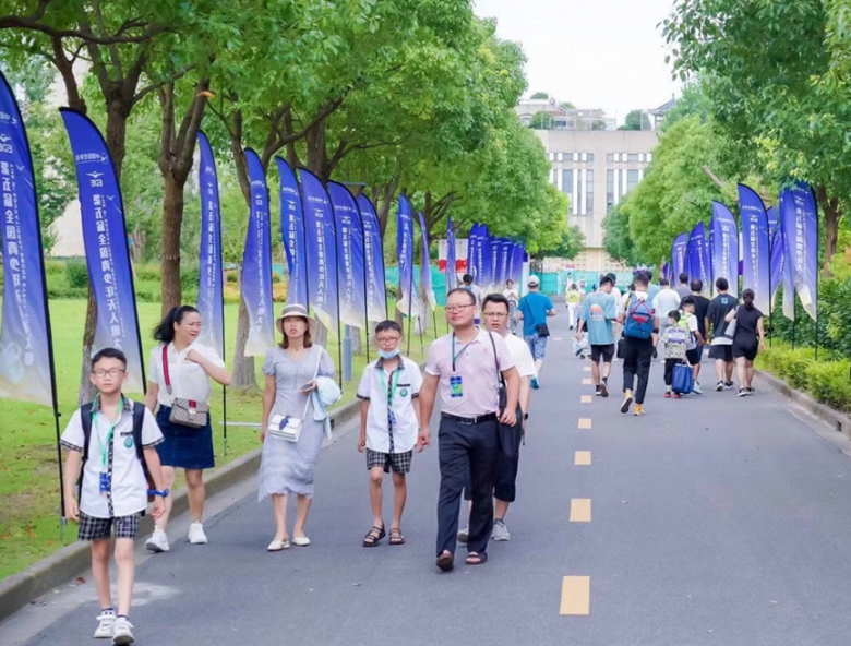 “第五届全国青少年无人机大赛” 在上海华东师范大学第二附属中学开幕