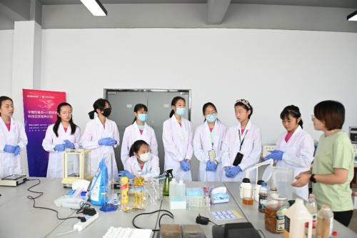 在实践中淬炼创新设想STEM GIRLS释放科研力量