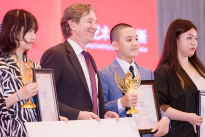 李秉宸等多名深圳中学生获评“2023福布斯中国青少年艺术家”金奖