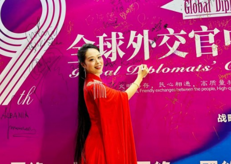 青年古筝演奏家黄辰晨携悠扬琴声 参与全球外交官中国文化交流盛宴